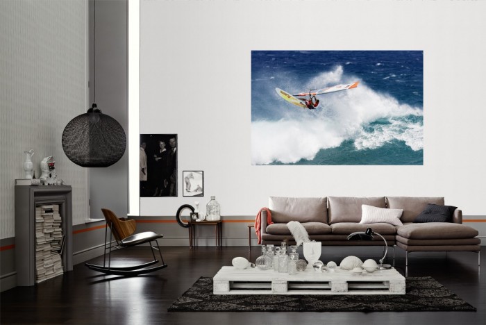 Die Fototapete Surfer auf großer Welle als Wandbild im Wohnzimmer. Die Vlies-Fototapete Surfer auf großer Welle verschönert als Wandbild Deine Wand.