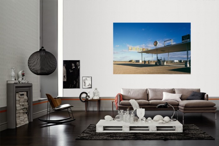 Die Fototapete Tankstelle in Amerika als Wandbild im Wohnzimmer. Die Vlies-Fototapete Tankstelle in Amerika verschönert als Wandbild Deine Wand.