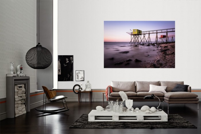 Die Fototapete Hütten der Fischerei am Meer als Wandbild im Wohnzimmer. Die Vlies-Fototapete Hütten der Fischerei am Meer verschönert als Wandbild Deine Wand.