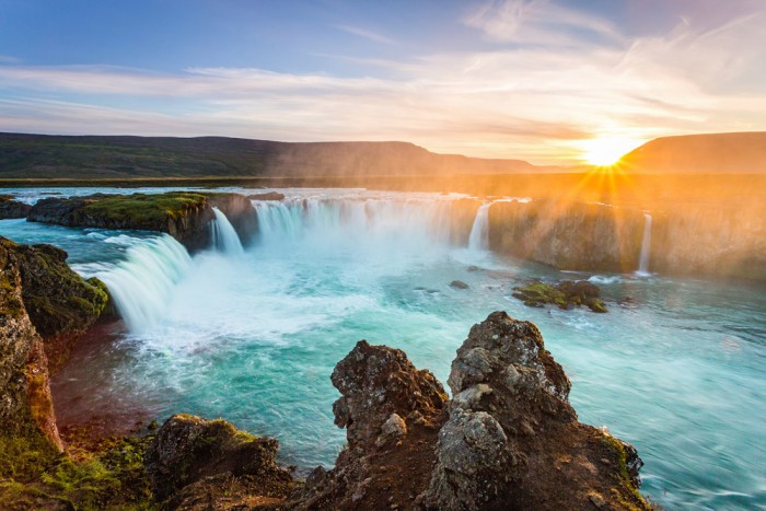 Die Fototapete Wasserfall in Island, Kirkjufellsfoss, eine Vlies-Fototapete bei Livingwalls Cologne online kaufen. Die Fototapete Wasserfall in Island, Kirkjufellsfoss ist eine Fototapete auf Maß.