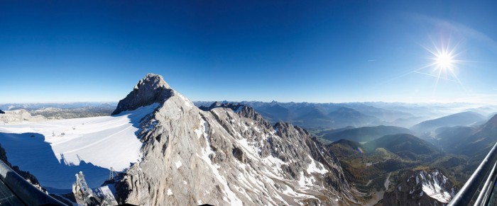 Die Fototapete Berglandschaft vom Dachstein Sky Walk, eine Vlies-Fototapete bei Livingwalls Cologne online kaufen. Die Fototapete Berglandschaft vom Dachstein Sky Walk ist eine Fototapete auf Maß.