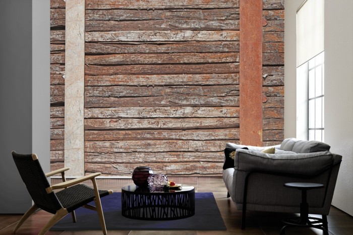 Im Wohnzimmer die Fototapete Holz Wand, Holzmauer mit Patina auf einer großen Wand tapeziert. Die Fototapete Holz Wand, Holzmauer mit Patina ist als Vlies-Fototapete im Wohnzimmer leicht zu tapezieren.