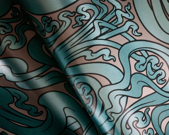 Eine Detailaufnahme der Flavour Paper Tapete FP1031 Flower of Love in der Farbe Caviar - Die Farben und Effekte der Flavour Paper Tapete FP1031 sind gut zu erkennen