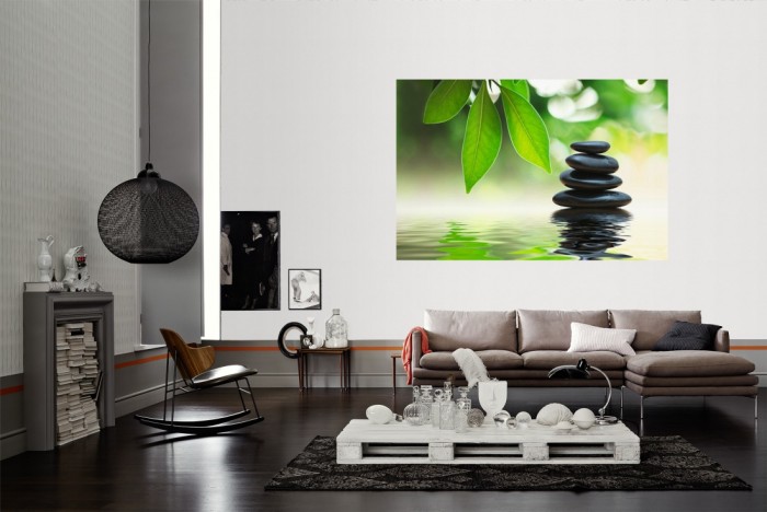 Die Fototapete Wellness, Wellness-Steine im Wasser mit Blättern als Wandbild im Wohnzimmer. Die Vlies-Fototapete Wellness, Wellness-Steine im Wasser mit Blättern verschönert als Wandbild Deine Wand.