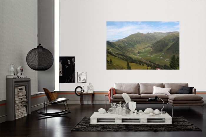 Die Fototapete Alpen Österreich, Grünes Tal als Wandbild im Wohnzimmer. Die Vlies-Fototapete Alpen Österreich, Grünes Tal verschönert als Wandbild Deine Wand.