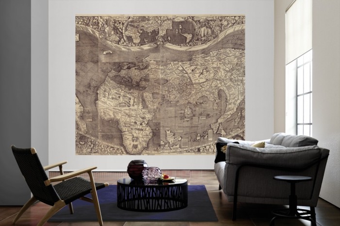 Die Fototapete Weltkarte des 16. Jahrhunderts, Renaissance als große Bildtapete im Wohnzimmer. Als Bildtapete ist die Fototapete Weltkarte des 16. Jahrhunderts, Renaissance ein besonderes Highlight auf Vliestapete.