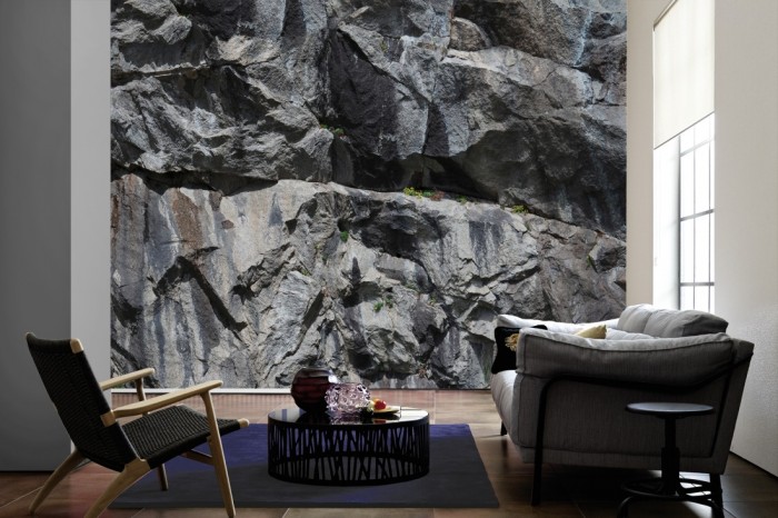 Im Wohnzimmer die Fototapete Felswand, große Felsen auf einer großen Wand tapeziert. Die Fototapete Felswand, große Felsen ist als Vlies-Fototapete im Wohnzimmer leicht zu tapezieren.