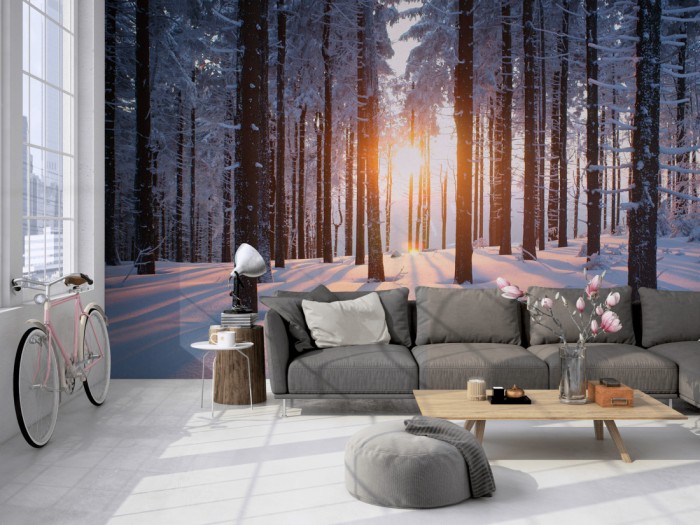Die Fototapete Wald im Schnee bei Sonnenaufgang auf einer großen Wand im Loft tapeziert. Die Fototapete Wald im Schnee bei Sonnenaufgang wird individuell auf Deine Wand angepasst.