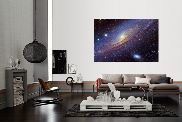 Die Fototapete Weltraum Galaxie als Wandbild im Wohnzimmer. Die Vlies-Fototapete Weltraum Galaxie verschönert als Wandbild Deine Wand.