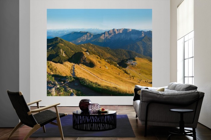 Die Fototapete Bergpanorama in Südtirol als große Bildtapete im Wohnzimmer. Als Bildtapete ist die Fototapete Bergpanorama in Südtirol ein besonderes Highlight auf Vliestapete.