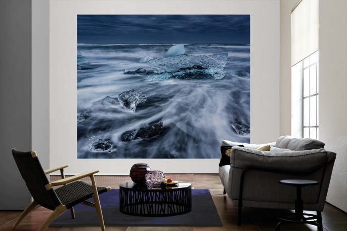 Die Fototapete Meer mit Eisschollen, Island als große Bildtapete im Wohnzimmer. Als Bildtapete ist die Fototapete Meer mit Eisschollen, Island ein besonderes Highlight auf Vliestapete.