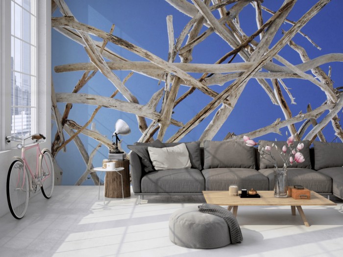 Die Fototapete Holz mit Blick in den Himmel auf einer großen Wand im Loft tapeziert. Die Fototapete Holz mit Blick in den Himmel wird individuell auf Deine Wand angepasst.