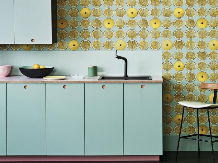 Die Fornasetti Tapete 114/24048 Arance auf einer Wand tapeziert