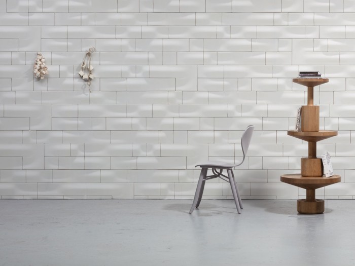 Raumfoto der Fliesentapete NLXL VOS-03 Wave Ceramics Wallpaper von Studio Roderick Vos