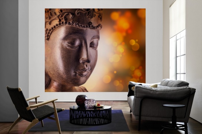 Die Fototapete Buddhakopf als große Bildtapete im Wohnzimmer. Als Bildtapete ist die Fototapete Buddhakopf ein besonderes Highlight auf Vliestapete.