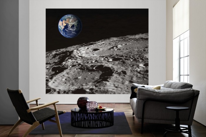 Die Fototapete Erde vom Mond als große Bildtapete im Wohnzimmer. Als Bildtapete ist die Fototapete Erde vom Mond ein besonderes Highlight auf Vliestapete.
