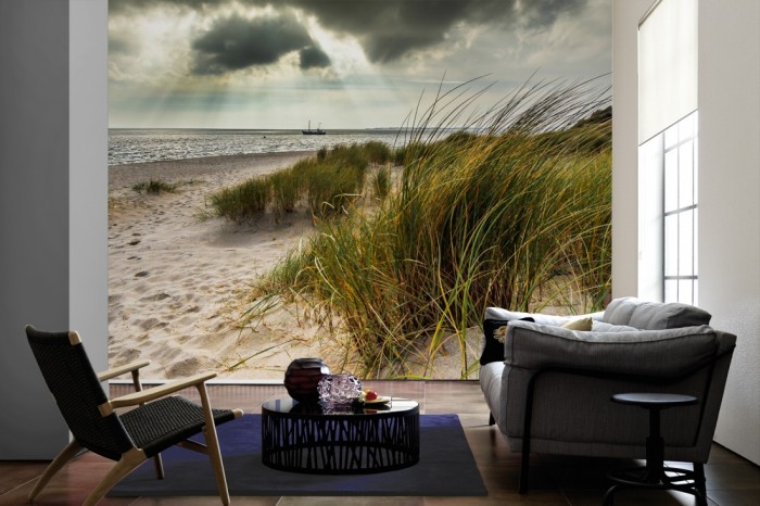 Im Wohnzimmer die Fototapete Sylt, Düne am Meer nach Gewitter auf einer großen Wand tapeziert. Die Fototapete Sylt, Düne am Meer nach Gewitter ist als Vlies-Fototapete im Wohnzimmer leicht zu tapezieren.
