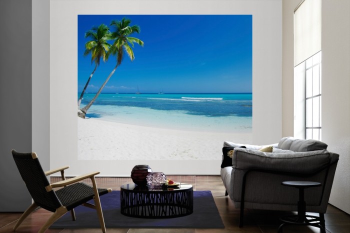 Die Fototapete Strand mit Palmen auf Jamaika als große Bildtapete im Wohnzimmer. Als Bildtapete ist die Fototapete Strand mit Palmen auf Jamaika ein besonderes Highlight auf Vliestapete.