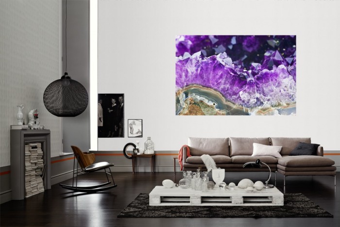 Die Fototapete Edelstein in violett, Amethyst im Detail als Wandbild im Wohnzimmer. Die Vlies-Fototapete Edelstein in violett, Amethyst im Detail verschönert als Wandbild Deine Wand.