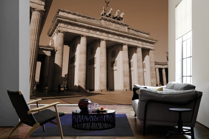 Im Wohnzimmer die Fototapete Berlin, Brandenburger Tor auf einer großen Wand tapeziert. Die Fototapete Berlin, Brandenburger Tor ist als Vlies-Fototapete im Wohnzimmer leicht zu tapezieren.