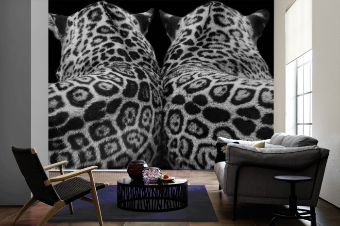 Im Wohnzimmer die Fototapete Leoparden, schwarz-weiß auf einer großen Wand tapeziert. Die Fototapete Leoparden, schwarz-weiß ist als Vlies-Fototapete im Wohnzimmer leicht zu tapezieren.