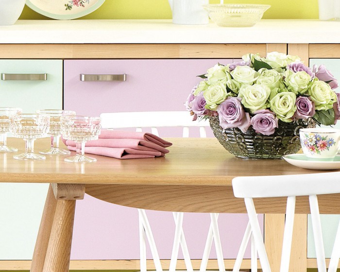 Küchenfronten mit der Little Greene Farbe Milk Thistle gestrichen