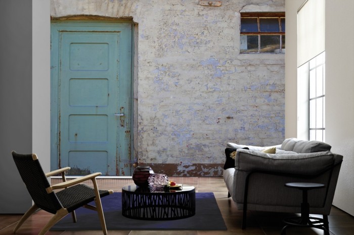 Im Wohnzimmer die Fototapete Vintage Wand, altes Haus aus Ziegel auf einer großen Wand tapeziert. Die Fototapete Vintage Wand, altes Haus aus Ziegel ist als Vlies-Fototapete im Wohnzimmer leicht zu tapezieren.