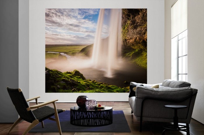 Die Fototapete Wasserfall in Island als große Bildtapete im Wohnzimmer. Als Bildtapete ist die Fototapete Wasserfall in Island ein besonderes Highlight auf Vliestapete.