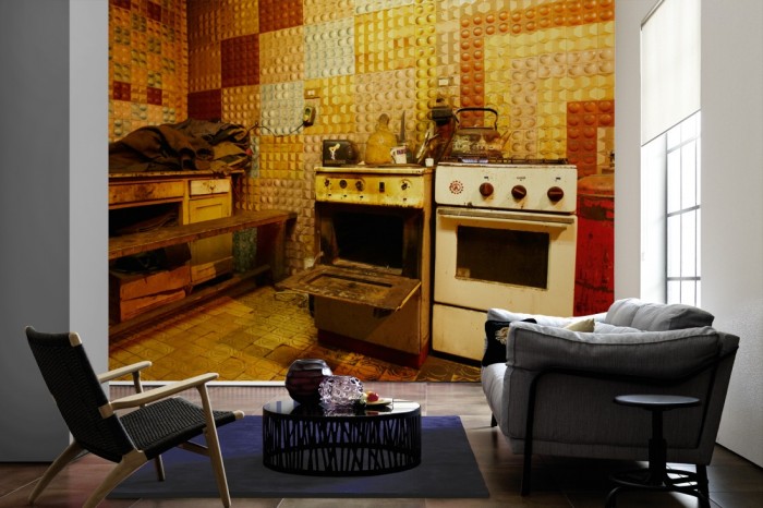 Im Wohnzimmer die Fototapete Alte Küche, Lost Places auf einer großen Wand tapeziert. Die Fototapete Alte Küche, Lost Places ist als Vlies-Fototapete im Wohnzimmer leicht zu tapezieren.