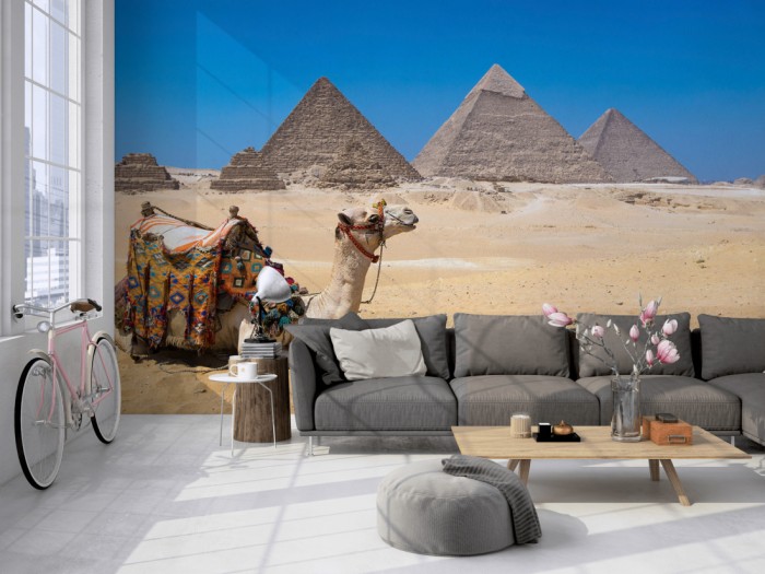 Die Fototapete Pyramiden von Gizeh, Ägypten auf einer großen Wand im Loft tapeziert. Die Fototapete Pyramiden von Gizeh, Ägypten wird individuell auf Deine Wand angepasst.