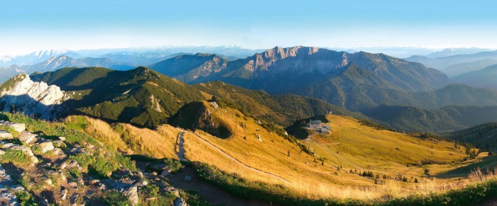 Die Fototapete Bergpanorama in Südtirol, eine Vlies-Fototapete bei Livingwalls Cologne online kaufen. Die Fototapete Bergpanorama in Südtirol ist eine Fototapete auf Maß.