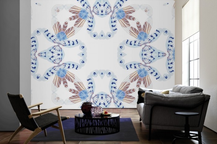 Im Wohnzimmer die Designer-Fototapete Kaleidoskop Federn, Artwork by Mylumi auf einer großen Wand tapeziert. Die Designer-Fototapete Kaleidoskop Federn, Artwork by Mylumi ist als Vlies-Fototapete im Wohnzimmer leicht zu tapezieren.