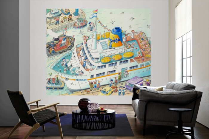 Die Fototapete Schiff im Hafen, Wimmelbild für Kinder als große Bildtapete im Wohnzimmer. Als Bildtapete ist die Fototapete Schiff im Hafen, Wimmelbild für Kinder ein besonderes Highlight auf Vliestapete.