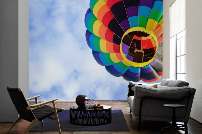 Im Wohnzimmer die Fototapete Heissluftballon im Himmel auf einer großen Wand tapeziert. Die Fototapete Heissluftballon im Himmel ist als Vlies-Fototapete im Wohnzimmer leicht zu tapezieren.