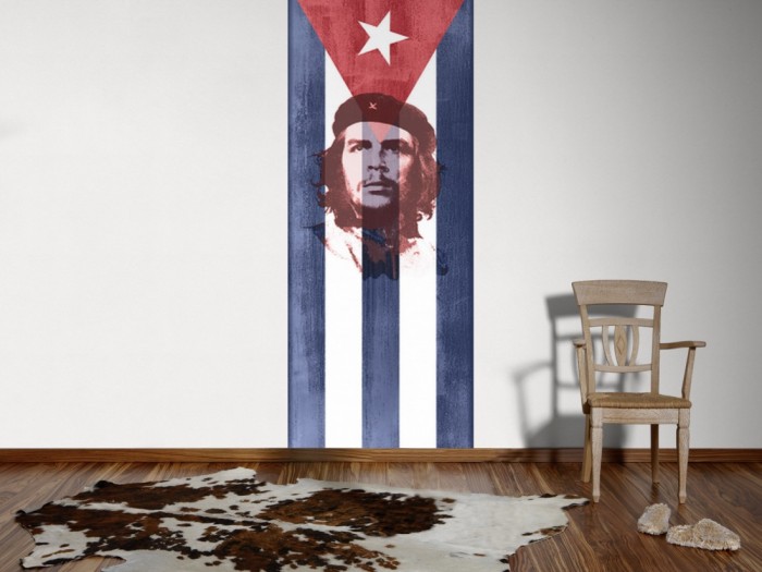 Ein Foto von dem 3D Fotopanel Che Guevara auf kubanischer Flagge tapeziert an der Wand. Bestelle Deine Bildtapete online.