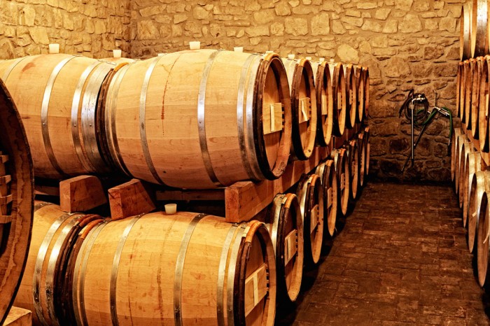 Die Fototapete Weinkeller mit Fässern, eine Vlies-Fototapete bei Livingwalls Cologne online kaufen. Die Fototapete Weinkeller mit Fässern ist eine Fototapete auf Maß.