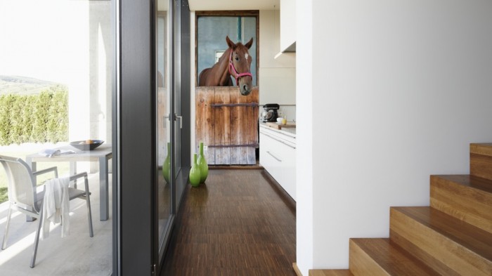 Ein Foto von dem 3D Fotopanel Pferd im Stall tapeziert in der Küche. Bestelle Deine Bildtapete online.