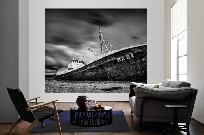 Die Fototapete Schiff Ruine BA 64, schwarz-weiß als große Bildtapete im Wohnzimmer. Als Bildtapete ist die Fototapete Schiff Ruine BA 64, schwarz-weiß ein besonderes Highlight auf Vliestapete.