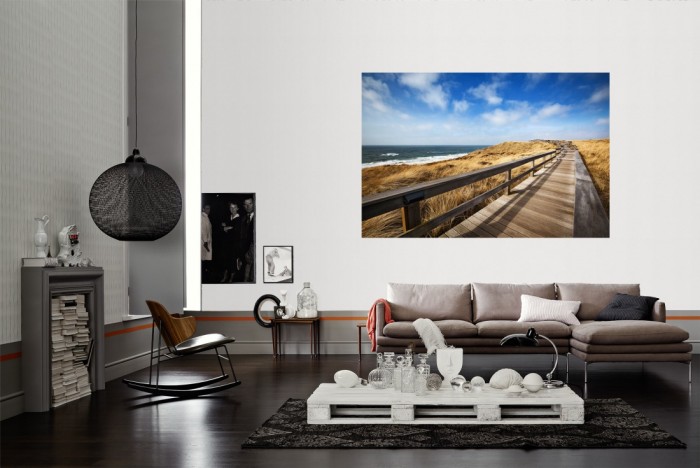 Die Fototapete Sylt, Holzsteg am Strand als Wandbild im Wohnzimmer. Die Vlies-Fototapete Sylt, Holzsteg am Strand verschönert als Wandbild Deine Wand.