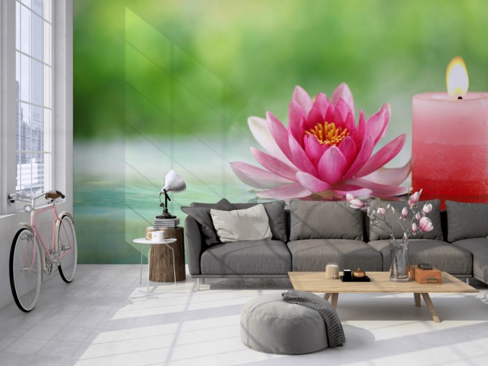 Die Fototapete Wellness, Kerze und Seerose im Wasser auf einer großen Wand im Loft tapeziert. Die Fototapete Wellness, Kerze und Seerose im Wasser wird individuell auf Deine Wand angepasst.