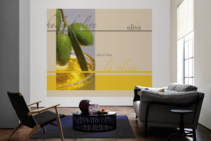 Die Design-Fototapete Oliven und Öl, Artwork als große Bildtapete im Wohnzimmer. Als Bildtapete ist die Design-Fototapete Oliven und Öl, Artwork ein besonderes Highlight auf Vliestapete.