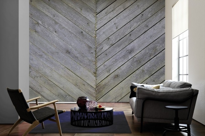 Im Wohnzimmer die Fototapete Holz Wand, graue Scheune auf einer großen Wand tapeziert. Die Fototapete Holz Wand, graue Scheune ist als Vlies-Fototapete im Wohnzimmer leicht zu tapezieren.