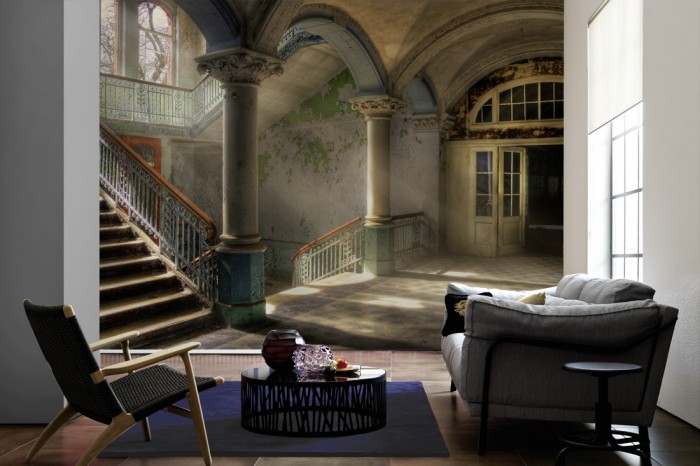 Im Wohnzimmer die Fototapete Vintage Villa Eingangshalle, Lost Places auf einer großen Wand tapeziert. Die Fototapete Vintage Villa Eingangshalle, Lost Places ist als Vlies-Fototapete im Wohnzimmer leicht zu tapezieren.