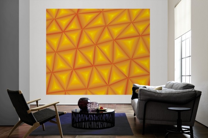 Die Design-Fototapete 3D-Geometrie orangene Dreiecke als große Bildtapete im Wohnzimmer. Als Bildtapete ist die Design-Fototapete 3D-Geometrie orangene Dreiecke ein besonderes Highlight auf Vliestapete.