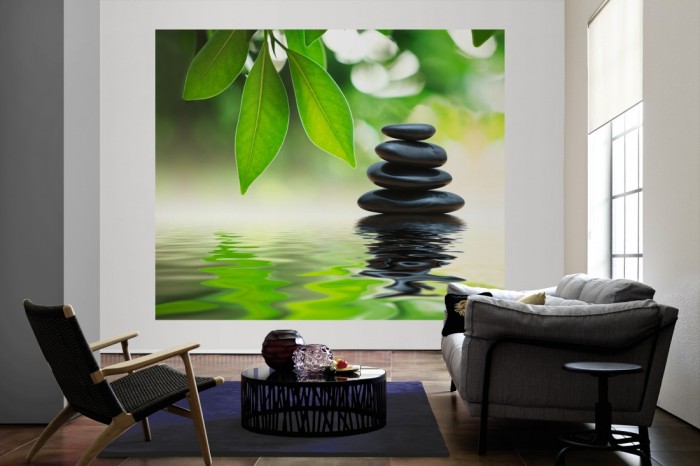 Die Fototapete Wellness, Wellness-Steine im Wasser mit Blättern als große Bildtapete im Wohnzimmer. Als Bildtapete ist die Fototapete Wellness, Wellness-Steine im Wasser mit Blättern ein besonderes Highlight auf Vliestapete.