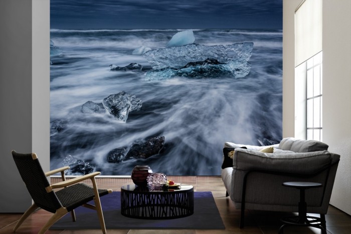 Im Wohnzimmer die Fototapete Meer mit Eisschollen, Island auf einer großen Wand tapeziert. Die Fototapete Meer mit Eisschollen, Island ist als Vlies-Fototapete im Wohnzimmer leicht zu tapezieren.