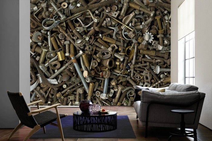 Im Wohnzimmer die Fototapete Alte Schraubensammlung auf einer großen Wand tapeziert. Die Fototapete Alte Schraubensammlung ist als Vlies-Fototapete im Wohnzimmer leicht zu tapezieren.