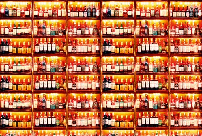 Die Fototapete Flaschen im Regal, Spirituosen Bar, eine Vlies-Fototapete bei Livingwalls Cologne online kaufen. Die Fototapete Flaschen im Regal, Spirituosen Bar ist eine Fototapete auf Maß.