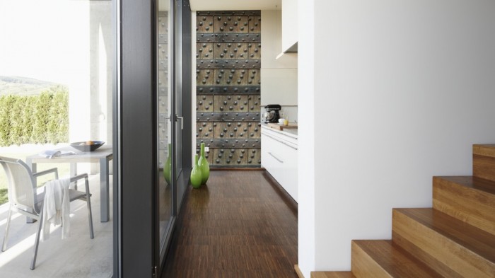 Ein Foto von dem 3D Fotopanel Alte Holztür mit Eisennieten tapeziert in der Küche. Bestelle Deine Bildtapete online.