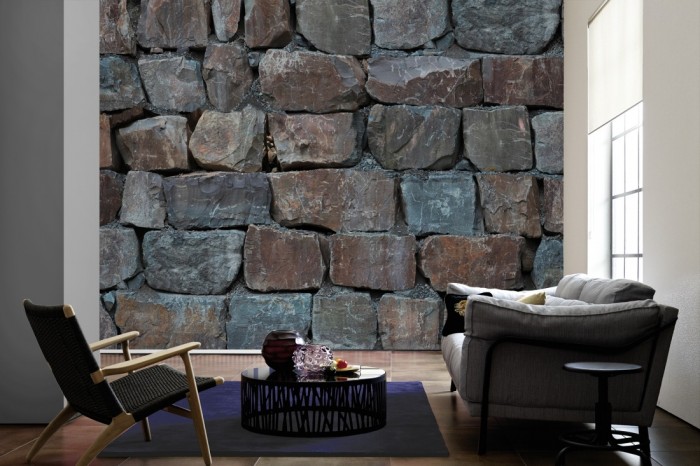 Im Wohnzimmer die Fototapete Stein Wand, große Blocksteine auf einer großen Wand tapeziert. Die Fototapete Stein Wand, große Blocksteine ist als Vlies-Fototapete im Wohnzimmer leicht zu tapezieren.